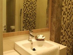 Life Emerald Hotel Surabaya Exterior foto